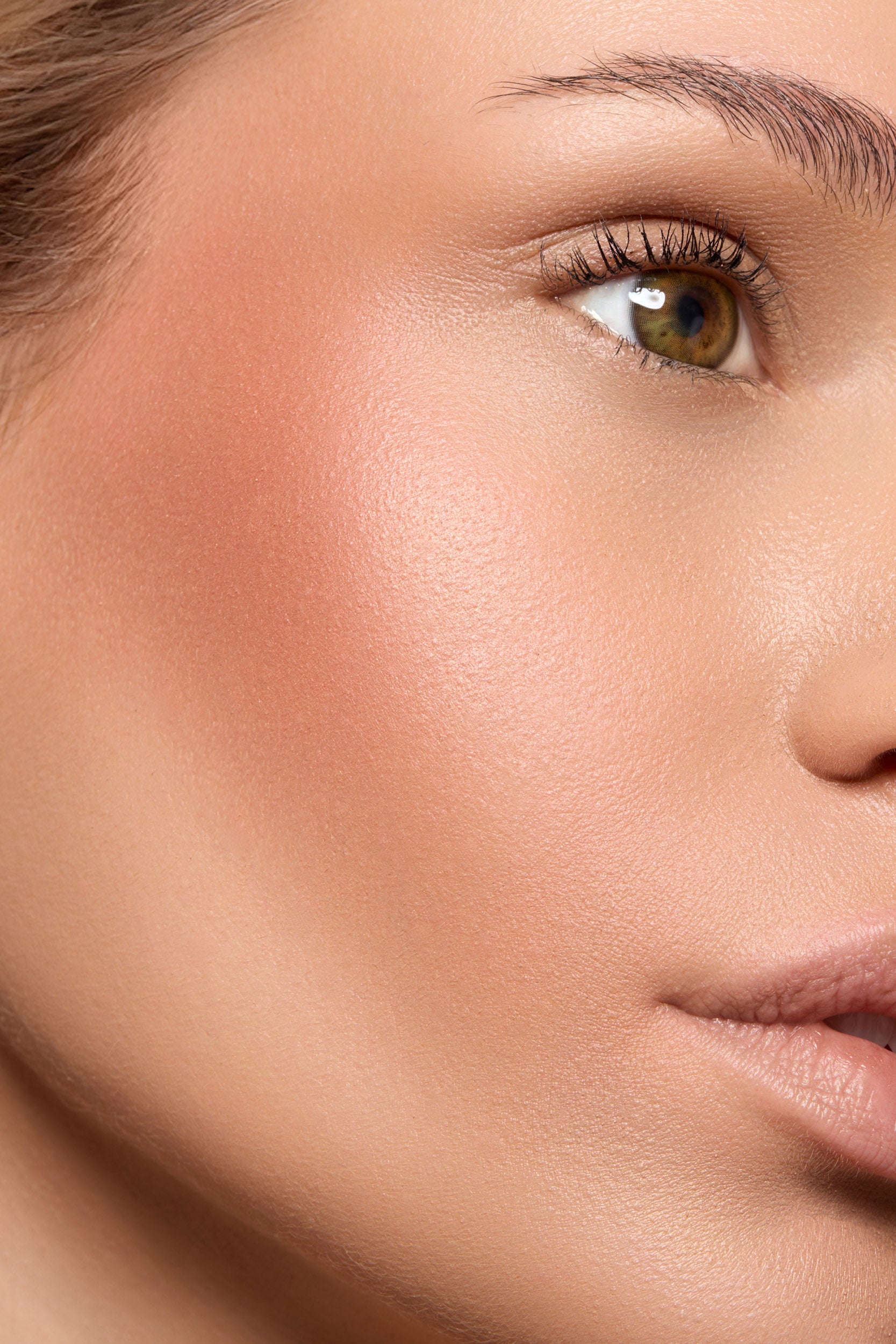 Berry pink blush εφαρμοσμένο στα μάγουλα για φυσικά φωτεινό αποτέλεσμα